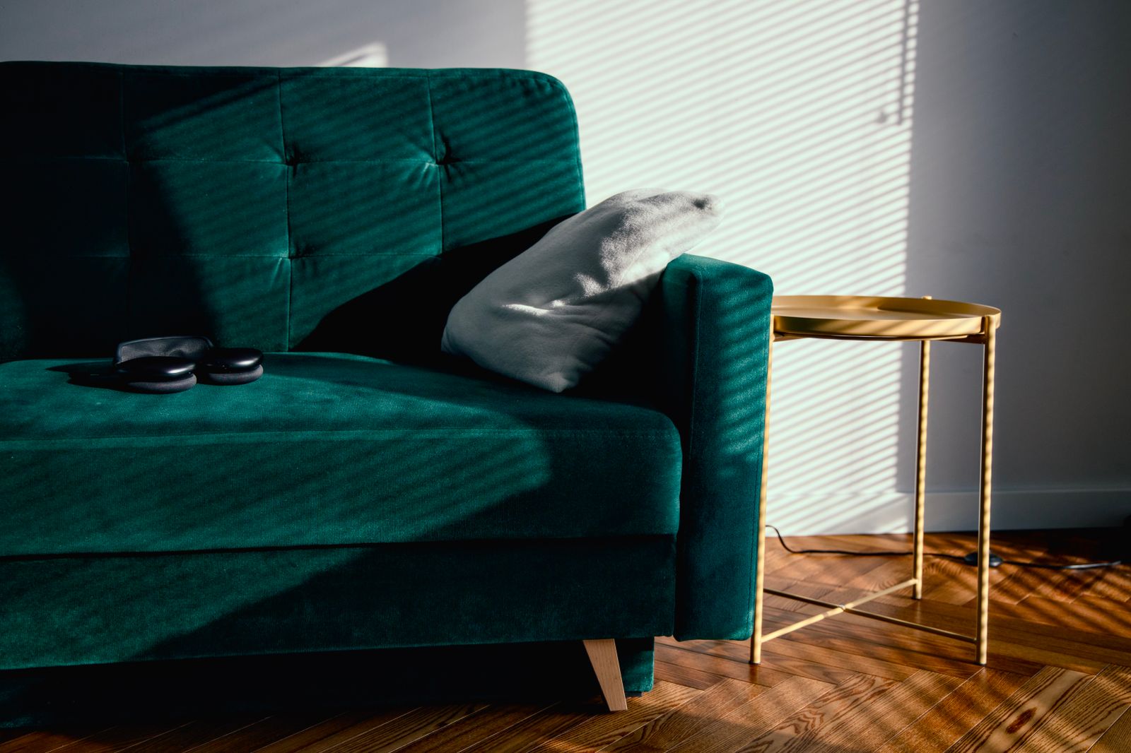 Rooms, materials and the work between